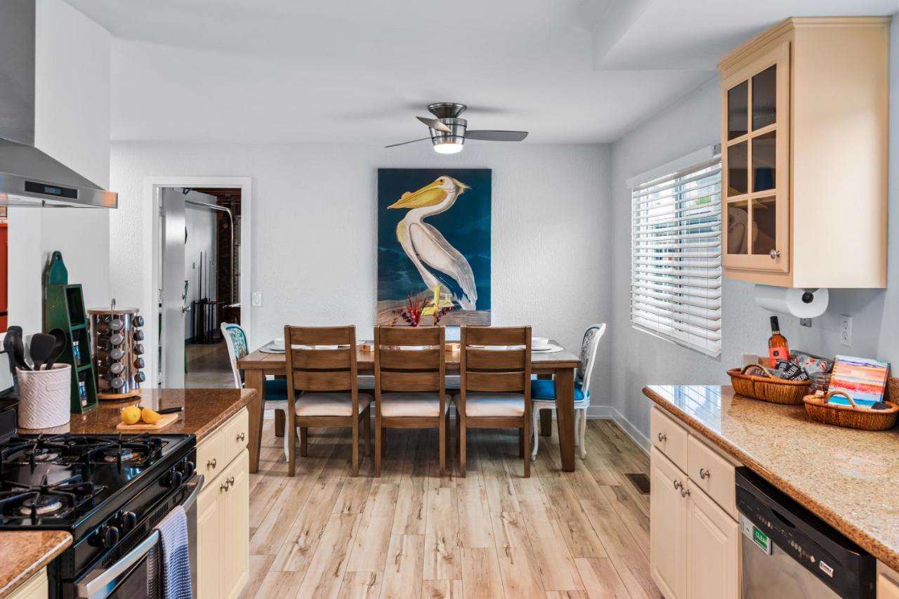 Mile To Beach! Private, Family & Pet Friendly Oasis! Pool Table & Hot Tub! Holiday home