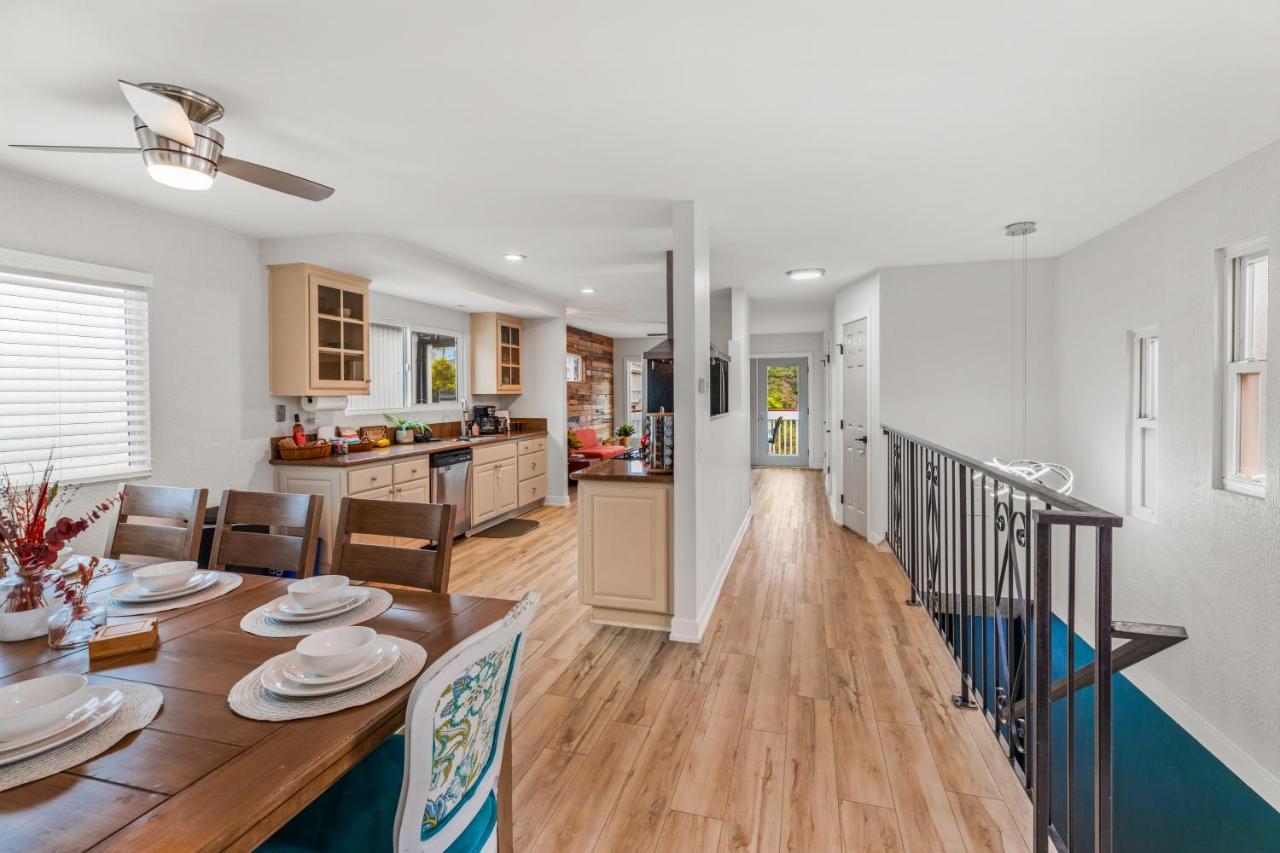 Holiday home Mile To Beach! Private, Family & Pet Friendly Oasis! Pool Table & Hot Tub! *