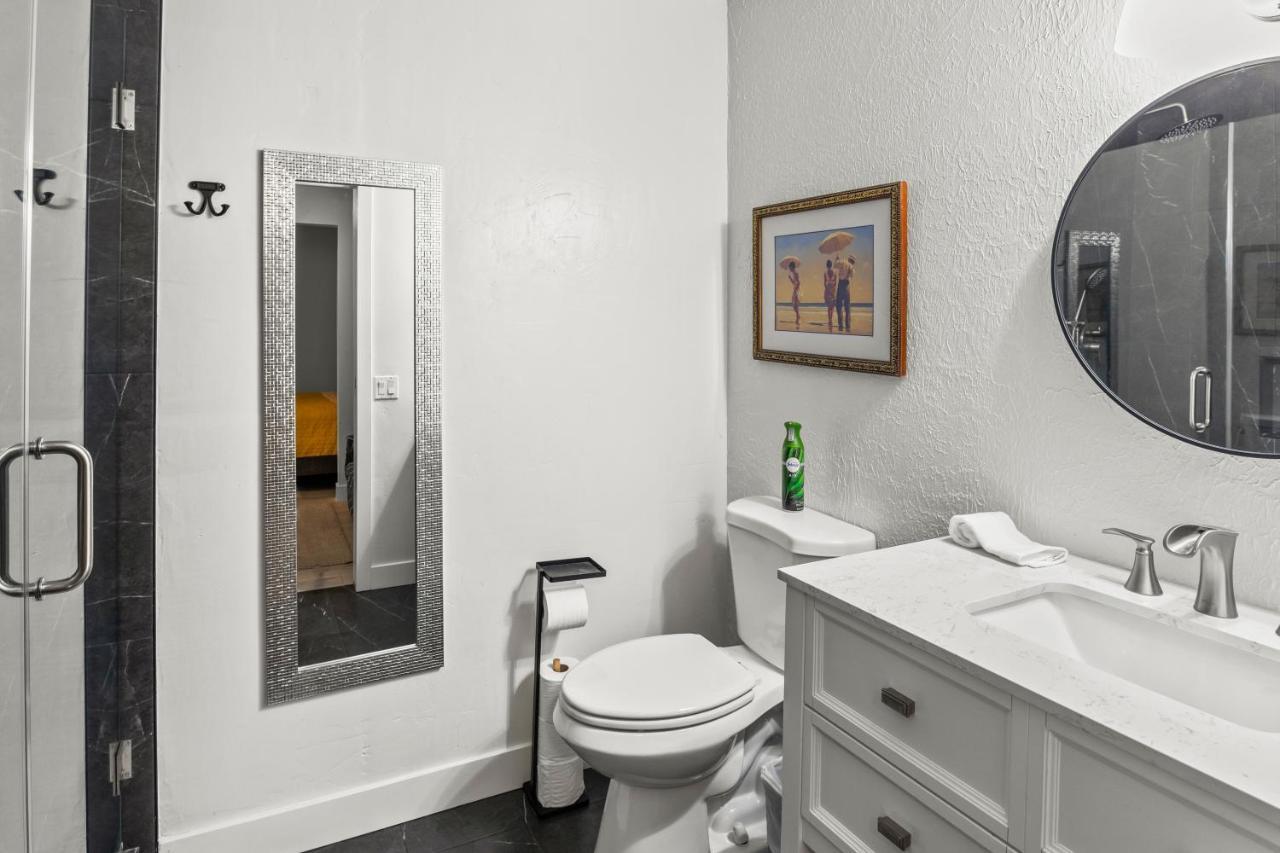 Holiday home Mile To Beach! Private, Family & Pet Friendly Oasis! Pool Table & Hot Tub! *